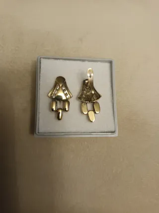 Pendientes chapados en oro con circonitas