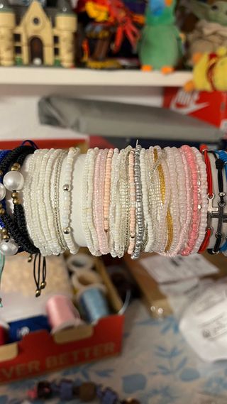 Pulseras de perlitas blancas y rosas