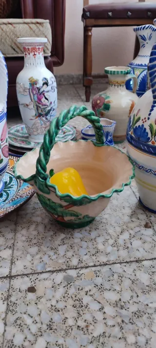 Piatti e vasi di ceramica antichi