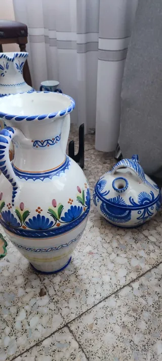 Piatti e vasi di ceramica antichi