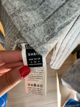 Camiseta corta gris con nudo