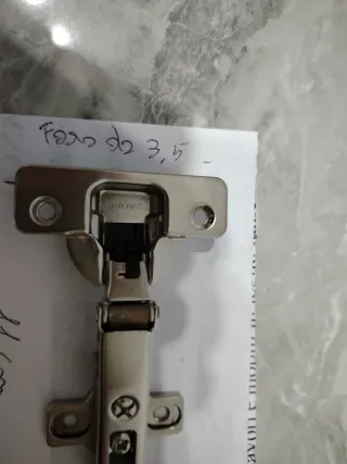 Cerniere per ante con basetta regolabile