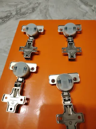 Cerniere per ante con basetta regolabile