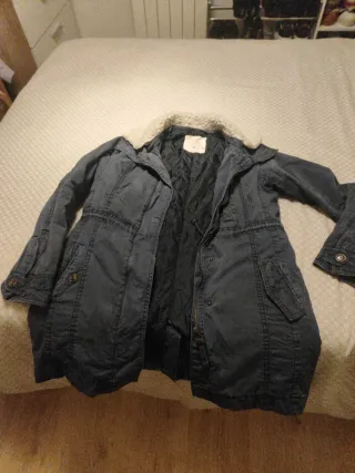 Parka abrigo azul con cuello blanco