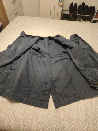 Parka abrigo azul con cuello blanco