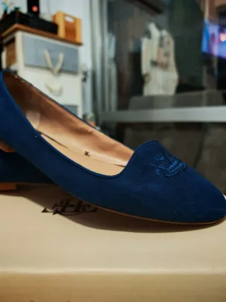 Manoletinas Parfois azul marino y color beige/crem