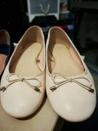 Manoletinas Parfois azul marino y color beige/crem