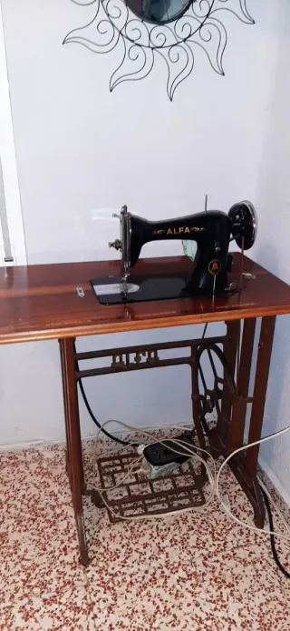 Máquina de coser Alfa antigua.