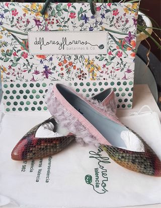 Zapatos bailarina serpiente y plumas