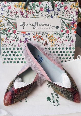 Zapatos bailarina serpiente y plumas