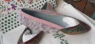 Zapatos bailarina serpiente y plumas