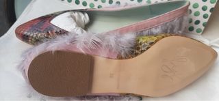 Zapatos bailarina serpiente y plumas
