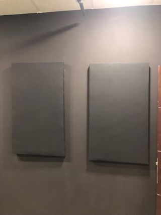 Paneles Acústicos Negros y Grises