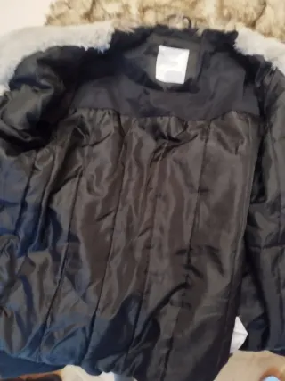 Cazadora negra con capucha