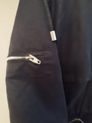 Cazadora negra con capucha