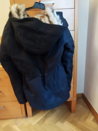 Cazadora negra con capucha