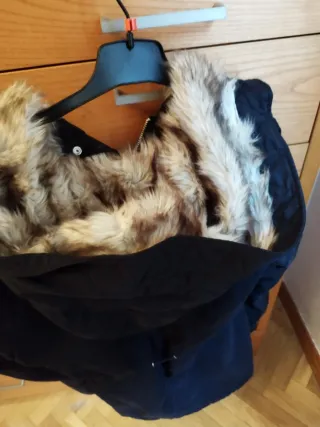 Cazadora negra con capucha