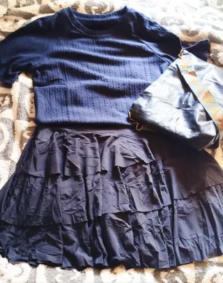 Conjunto Falda con volantes, camiseta y Bolso negr