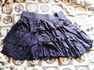 Conjunto Falda con volantes, camiseta y Bolso negr