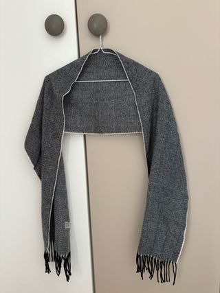 Sciarpa uomo grigia e nera con frange