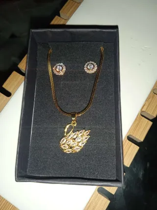 Conjunto collar y pendientes cisne