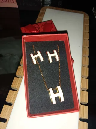 Conjunto collar y pendientes cisne