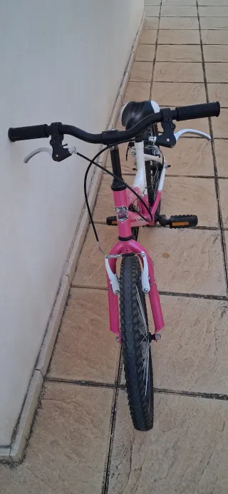 Bicicleta infantil rosa y blanca