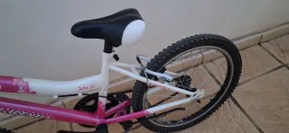 Bicicleta infantil rosa y blanca