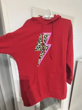 Vestido estilo sudadera rojo con rayo