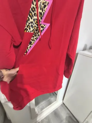Vestido estilo sudadera rojo con rayo