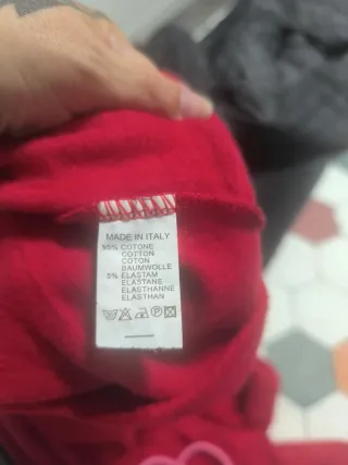 Vestido estilo sudadera rojo con rayo