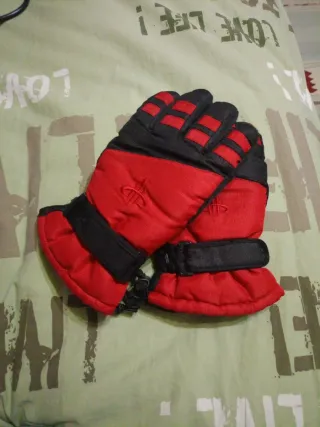 Guantes de invierno rojos y negros