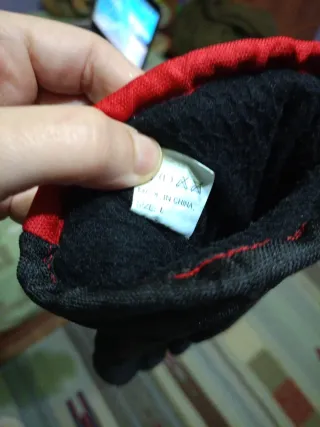 Guantes de invierno rojos y negros