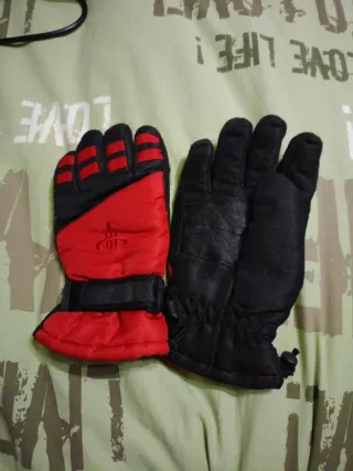 Guantes de invierno rojos y negros