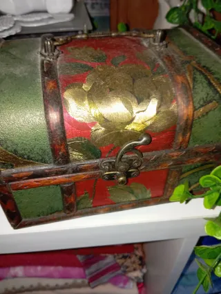 Cofre joyero artesanal con flores