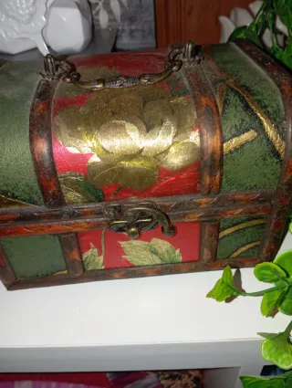 Cofre joyero artesanal con flores