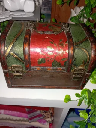 Cofre joyero artesanal con flores