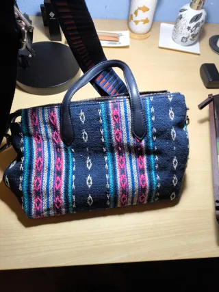 Bolso textil con correa