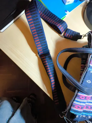 Bolso textil con correa