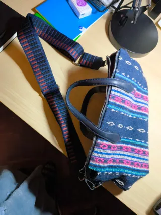 Bolso textil con correa