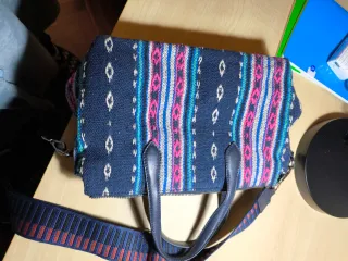 Bolso textil con correa