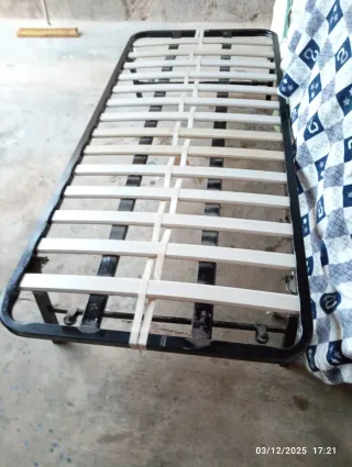 Estructura de cama metálica con somier