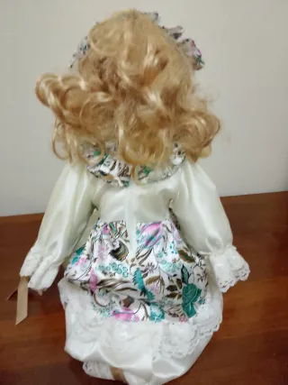 Bambola in porcellana