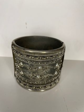 Brazalete etnico tipo India/Nepal plateado.