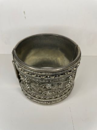 Brazalete etnico tipo India/Nepal plateado.