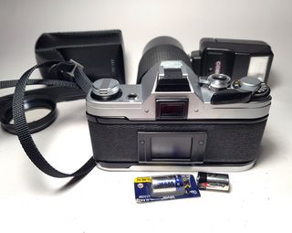 Canon AE-1 con  AUTO NKK MC ZOOM 1:4,5 f=80-205mm