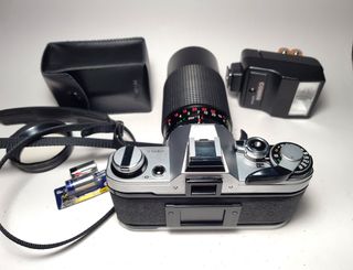 Canon AE-1 con  AUTO NKK MC ZOOM 1:4,5 f=80-205mm