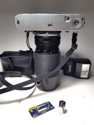 Canon AE-1 con  AUTO NKK MC ZOOM 1:4,5 f=80-205mm