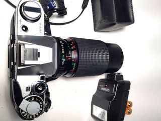 Canon AE-1 con  AUTO NKK MC ZOOM 1:4,5 f=80-205mm