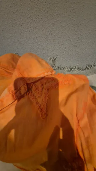 Camisa naranja con estrellas